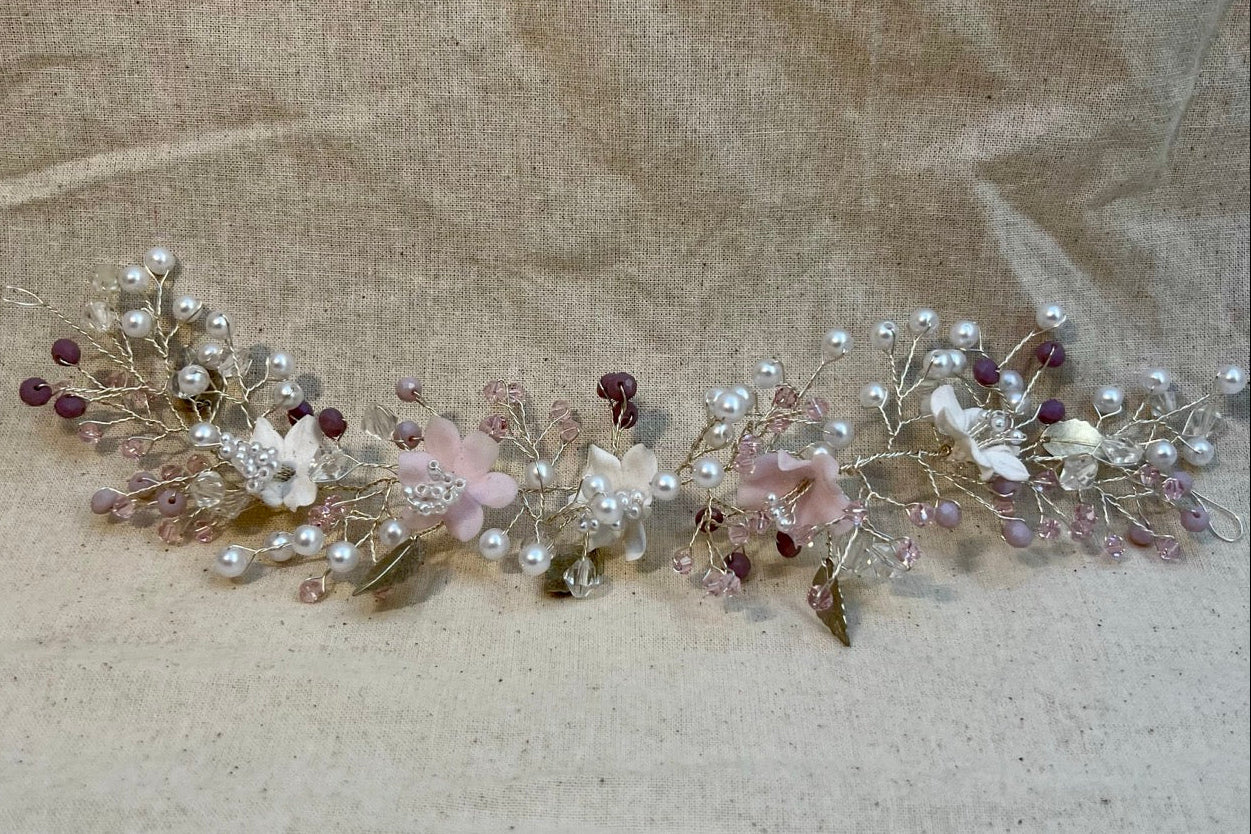 Tocado tipo enredadera flores azahar rosa blanco lila