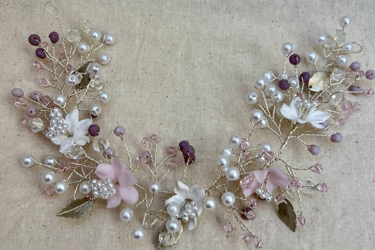 Tocado tipo enredadera flores azahar rosa blanco lila