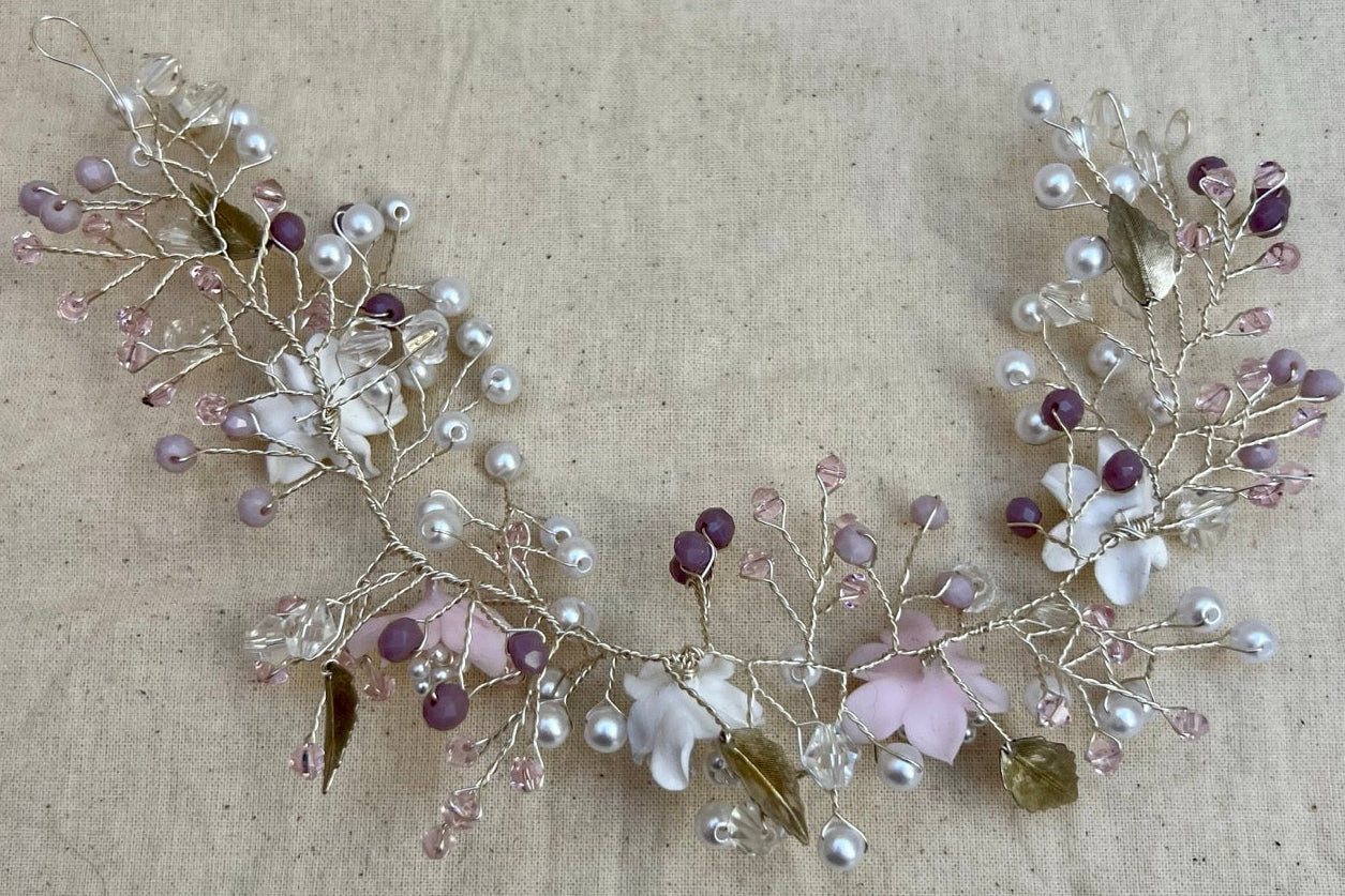 Tocado tipo enredadera flores azahar rosa blanco lila