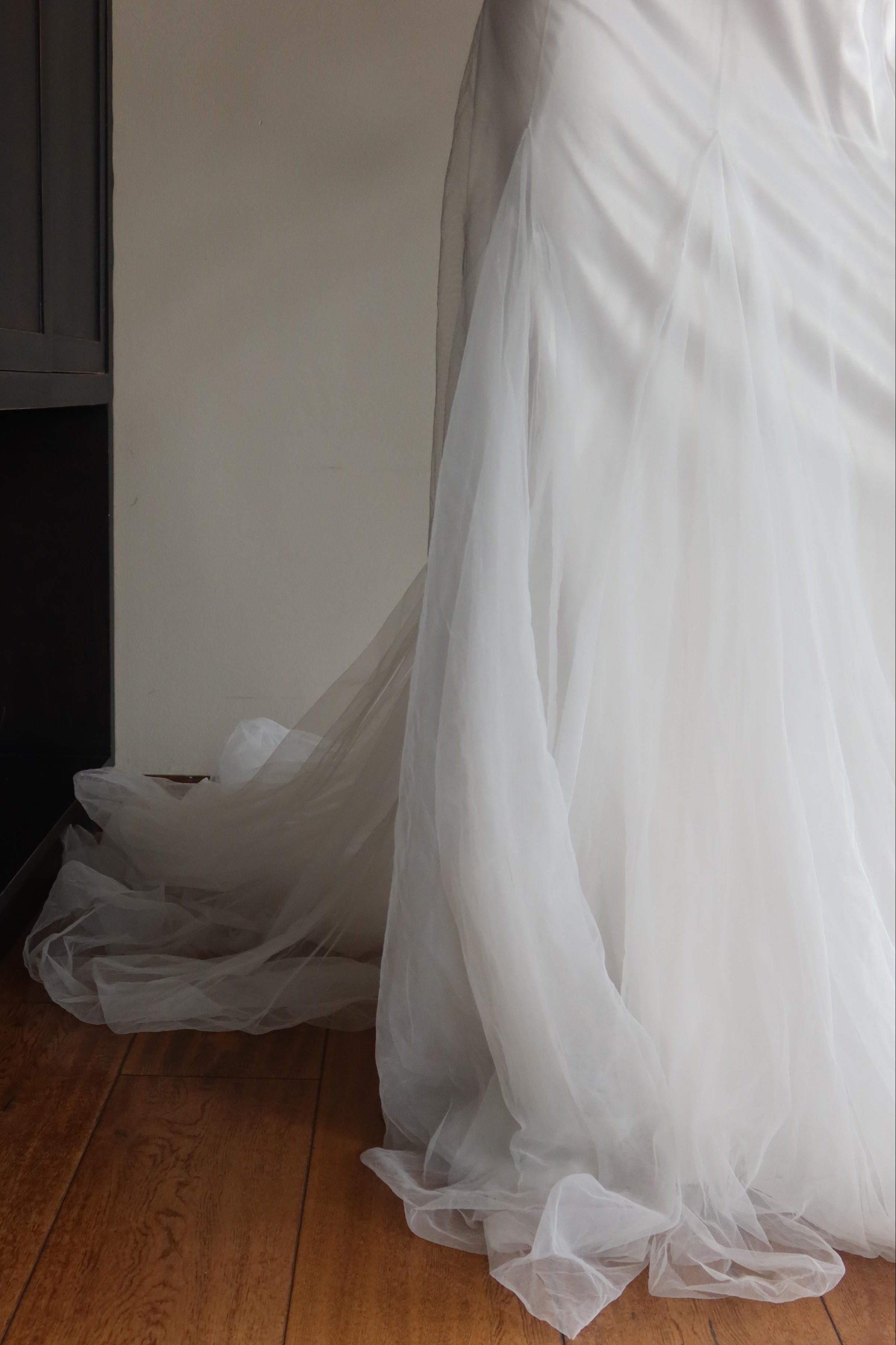 Sobrevestido Vera Wang White – Tul Etéreo de Múltiples Usos