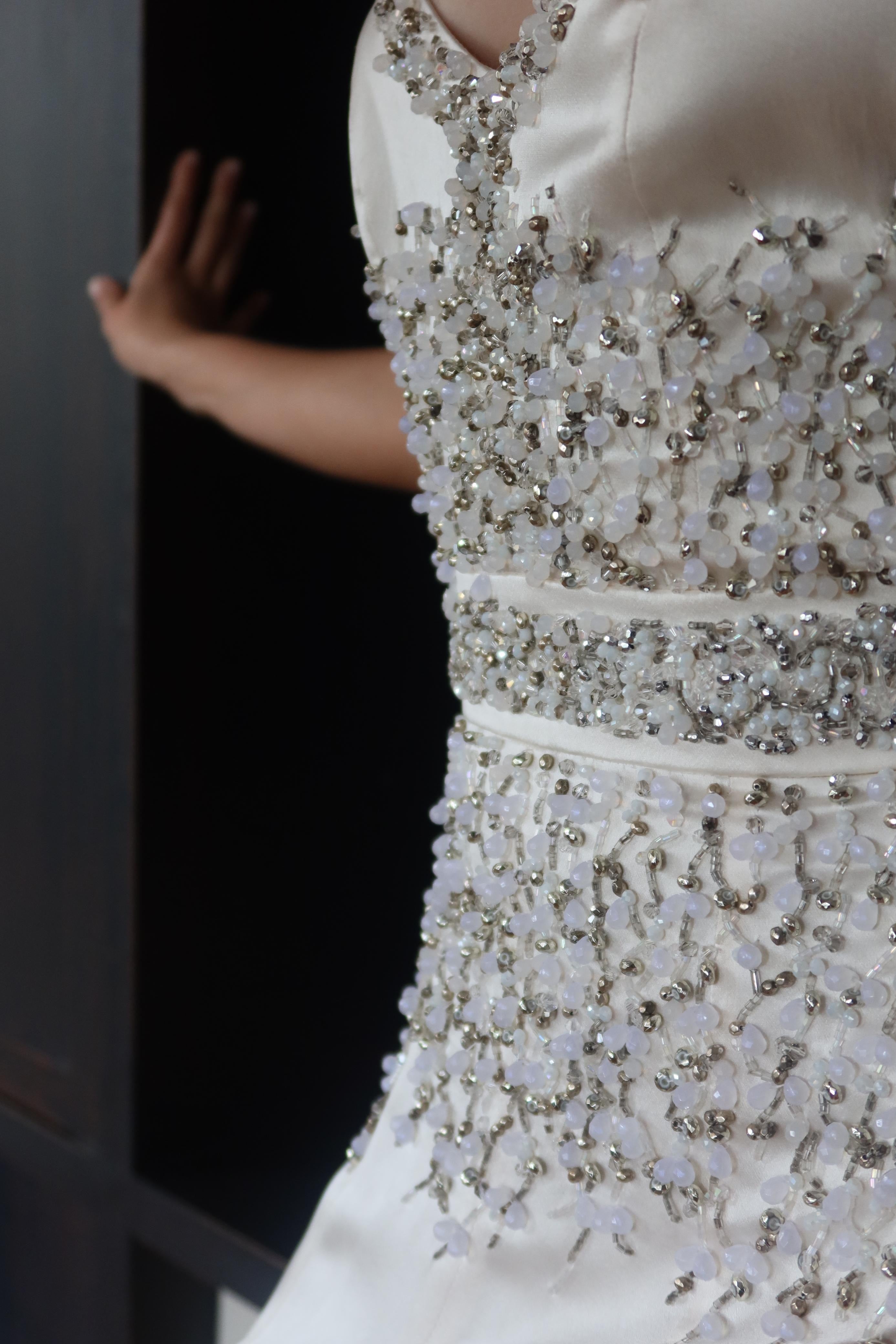 Modelo Karyn Coo – Alta Costura en Charmeuse de Seda y Pedrería Hecha a Mano