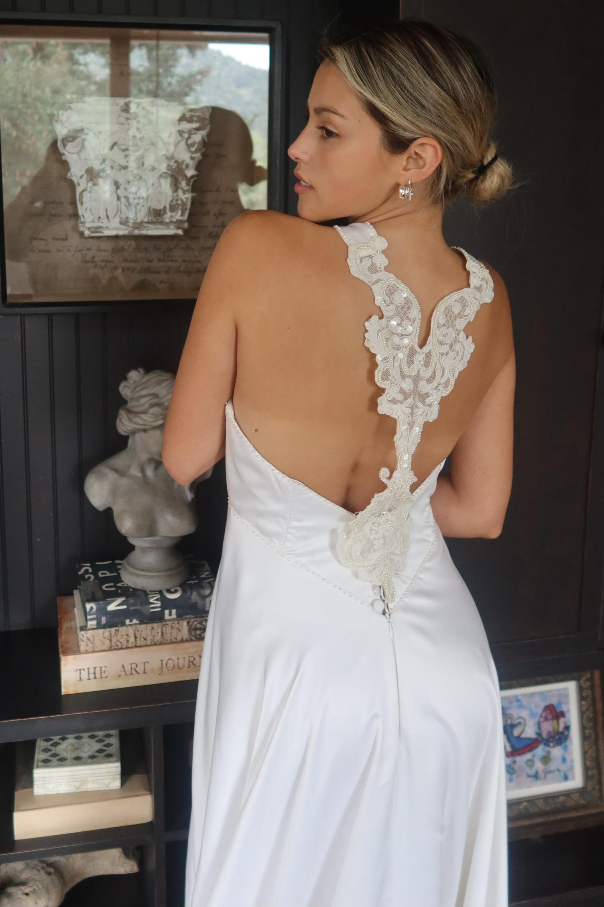 Modelo Evita – Corte Imperio en Crepé Satín con Escote Halter Bordado