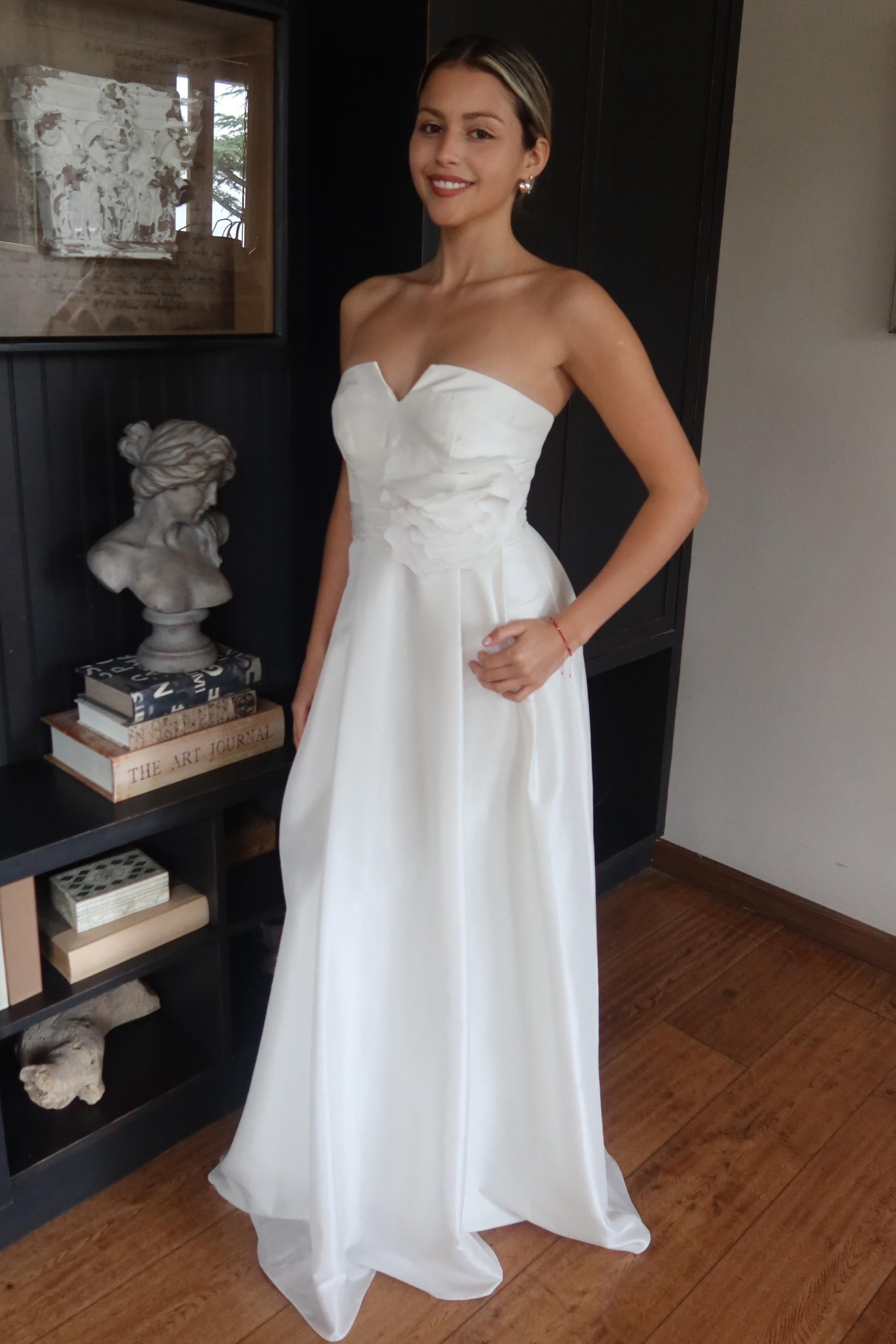 Modelo Donna Karan – Tafetán con flor escultural