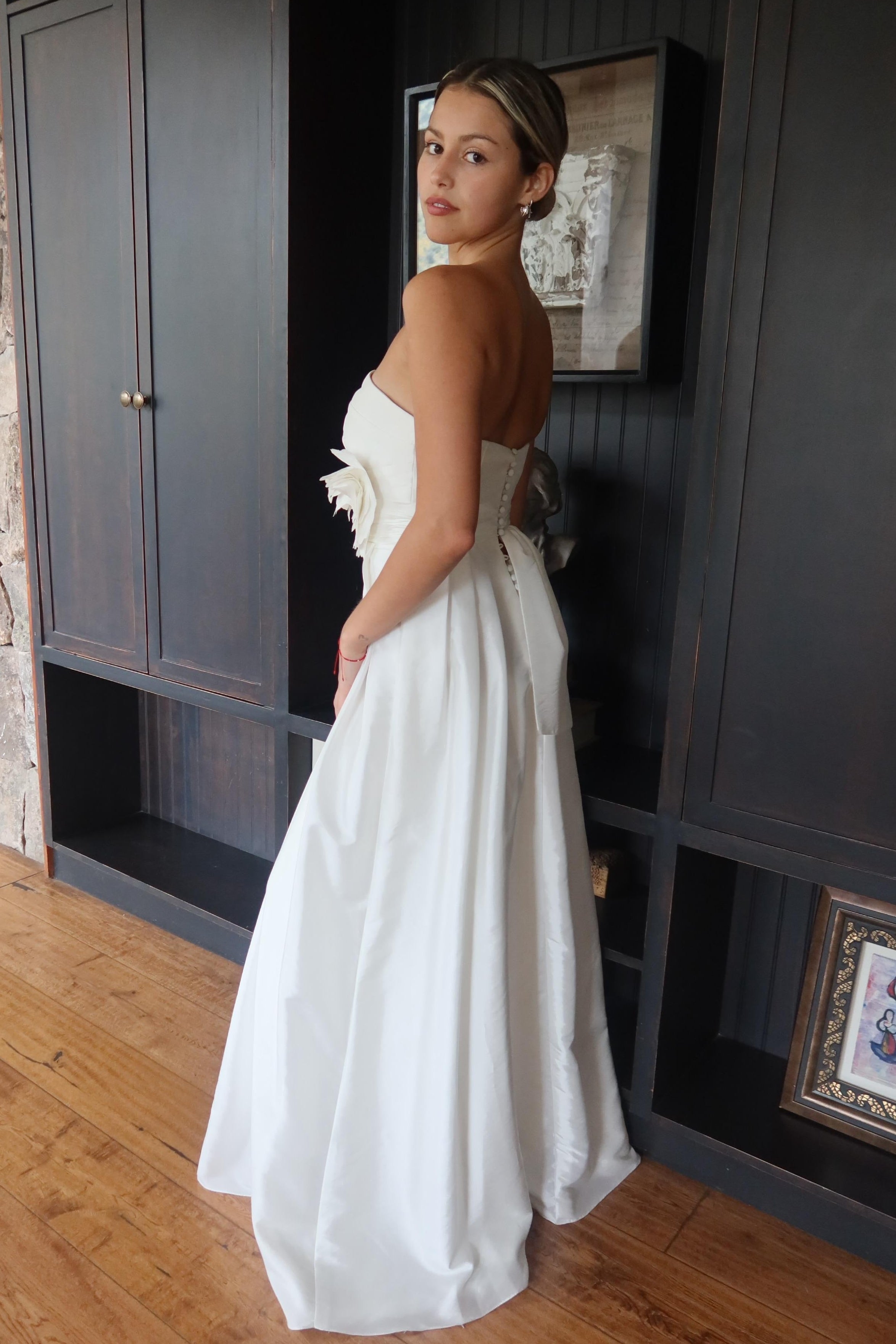 Modelo Donna Karan – Tafetán con flor escultural