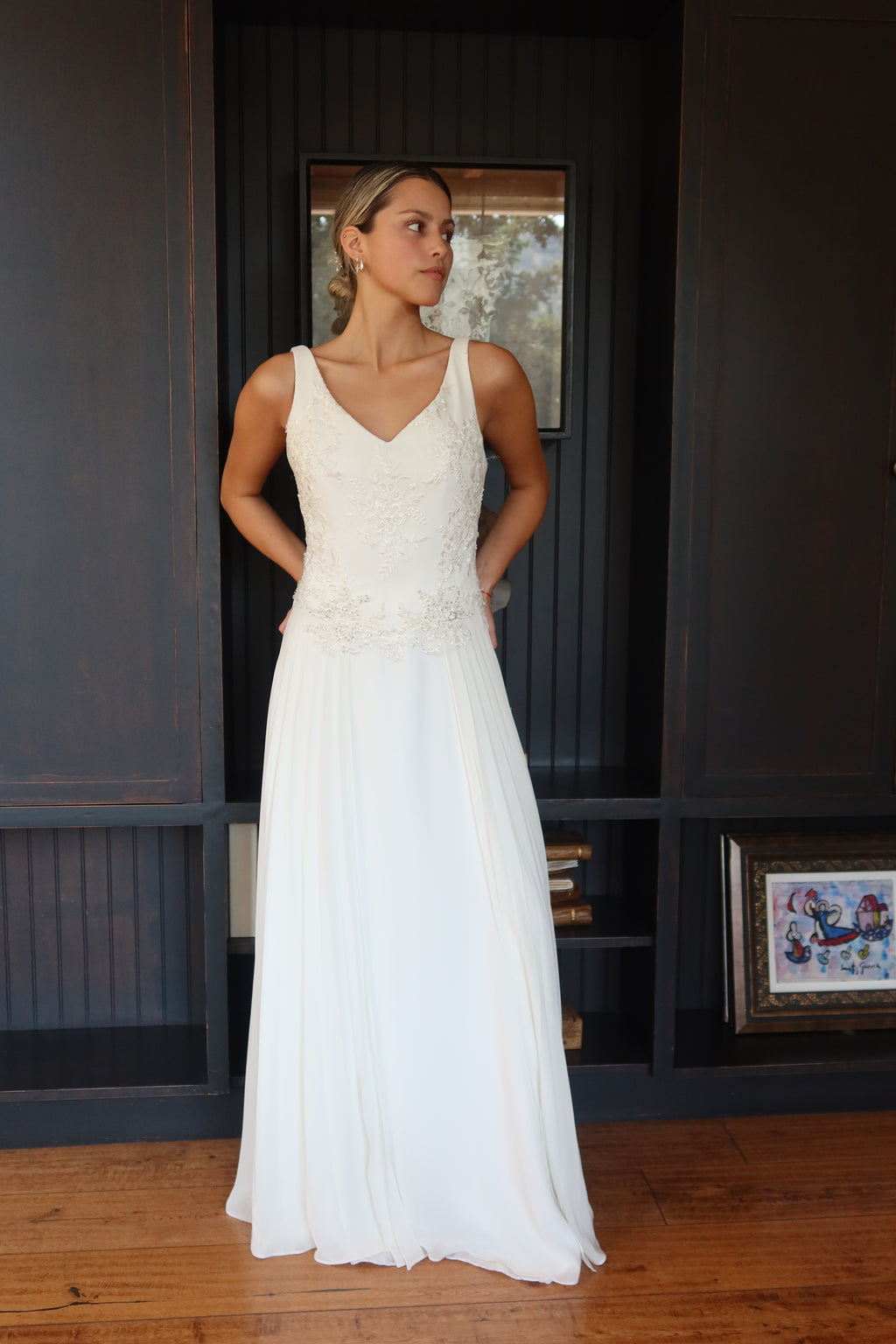 Fontana – Escote en V y Falda Plisada en Gasa Chiffon