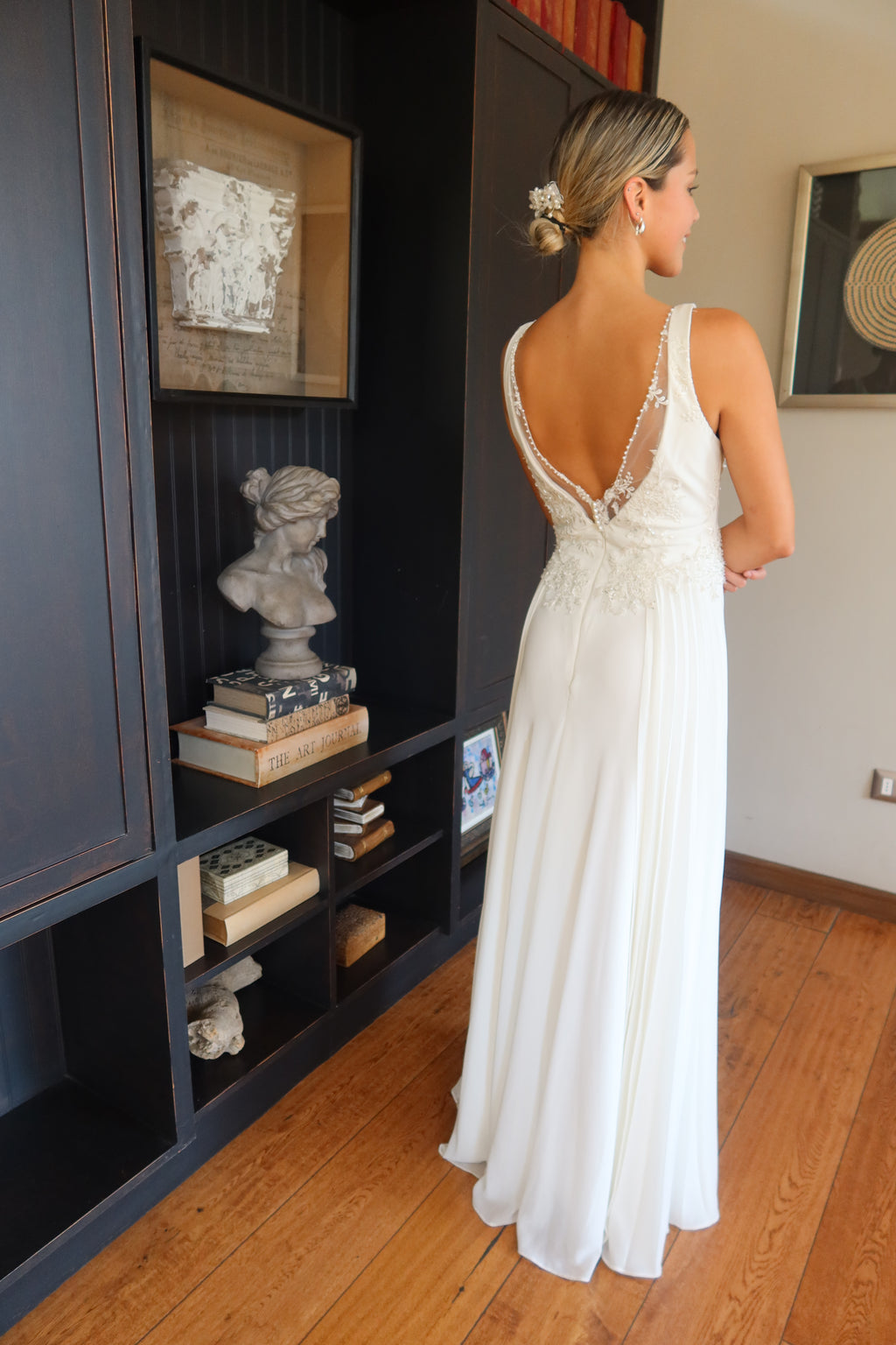 Fontana – Escote en V y Falda Plisada en Gasa Chiffon