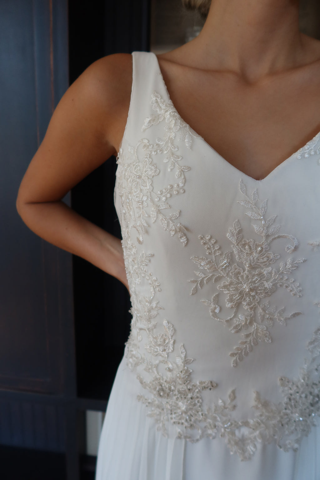 Fontana – Escote en V y Falda Plisada en Gasa Chiffon