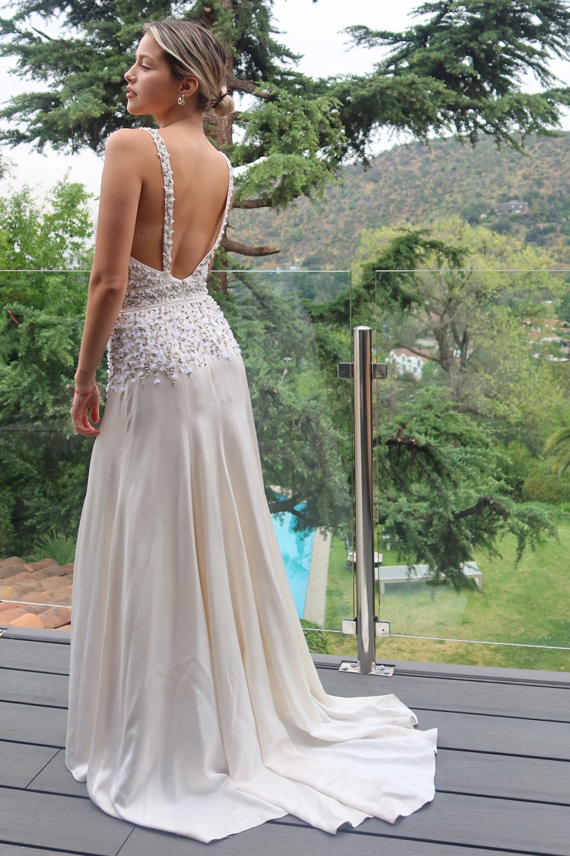 Modelo Karyn Coo – Alta Costura en Charmeuse de Seda y Pedrería Hecha a Mano