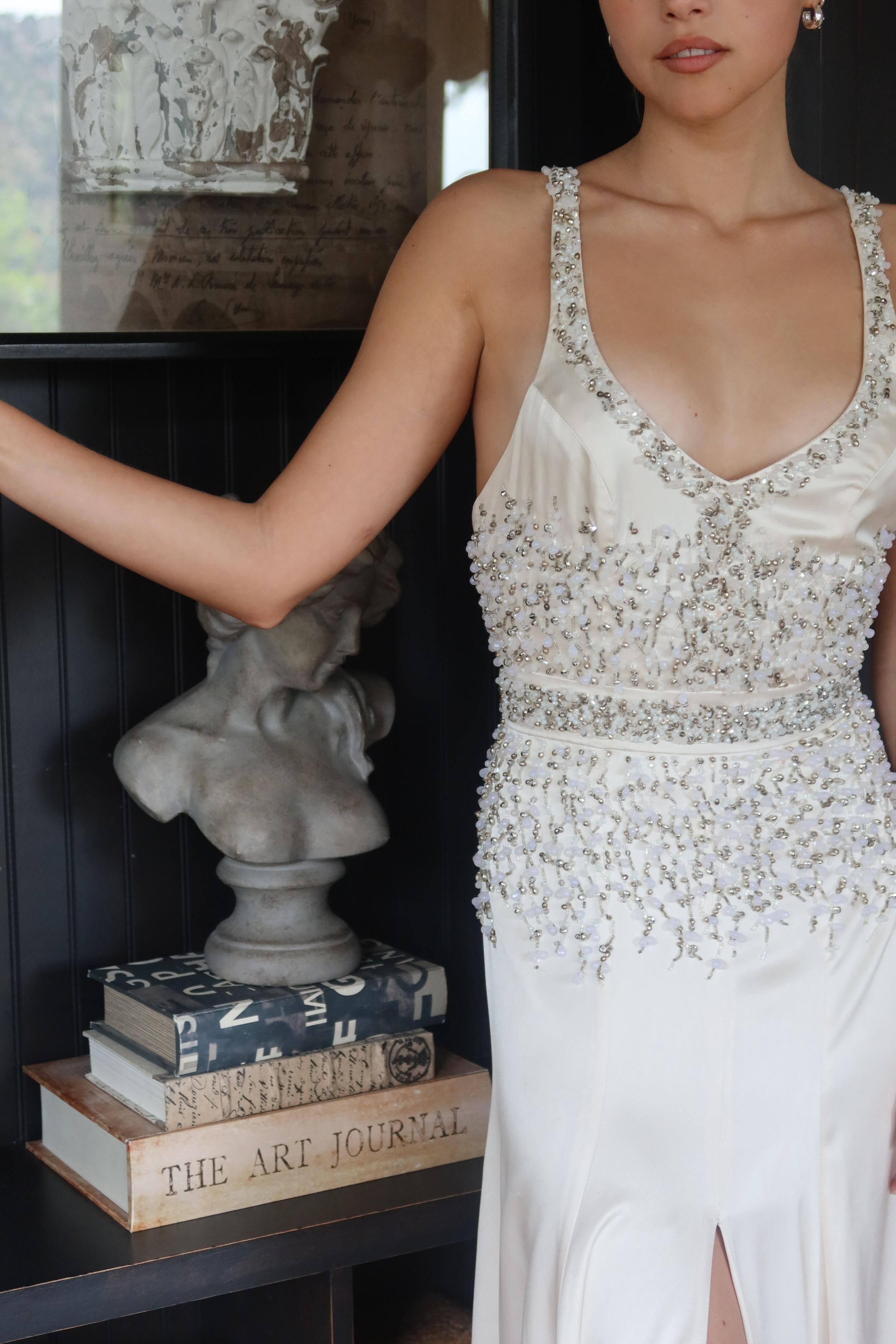 Modelo Karyn Coo – Alta Costura en Charmeuse de Seda y Pedrería Hecha a Mano