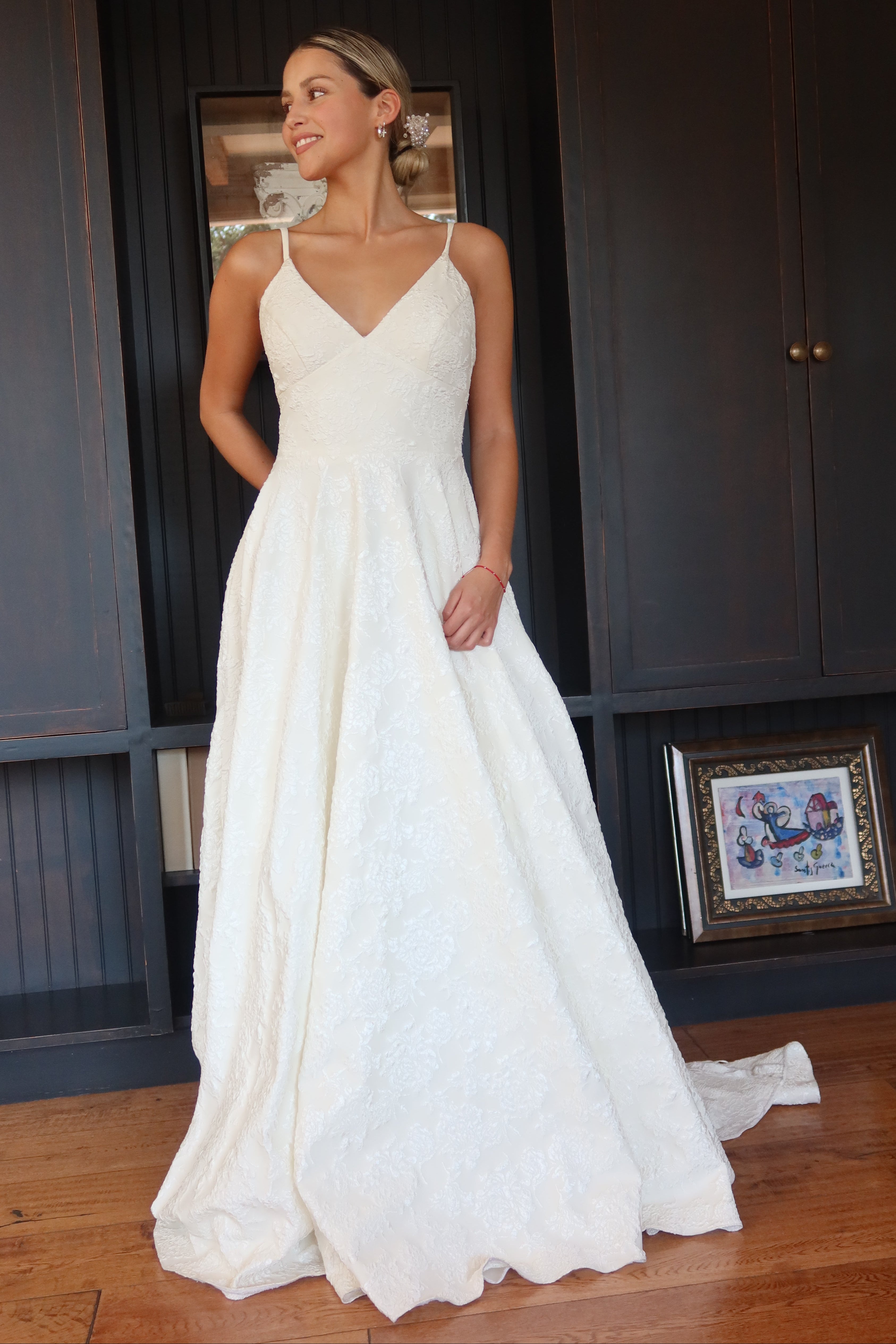 Felicia – Brocato Floral con Escote en V