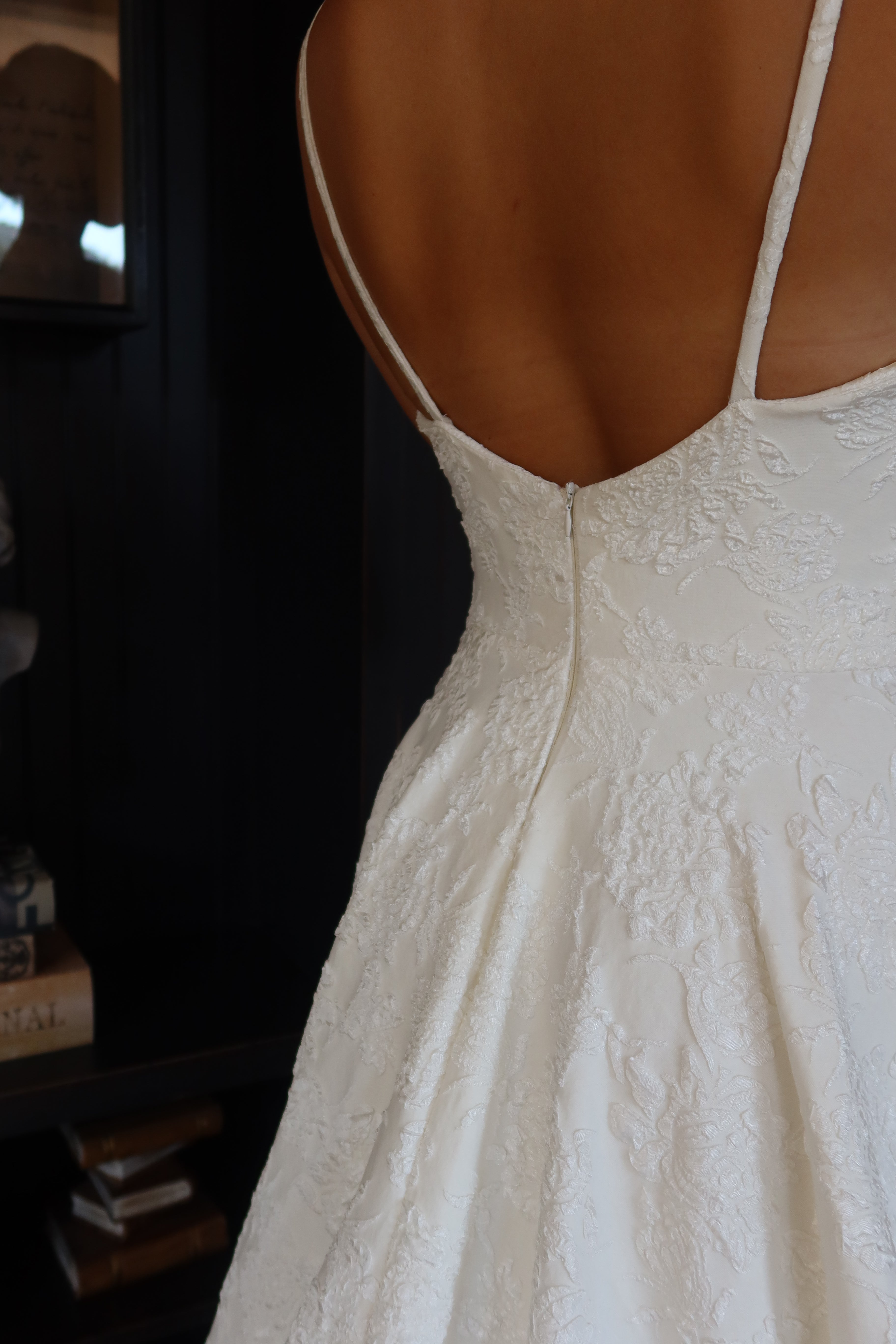 Felicia – Brocato Floral con Escote en V