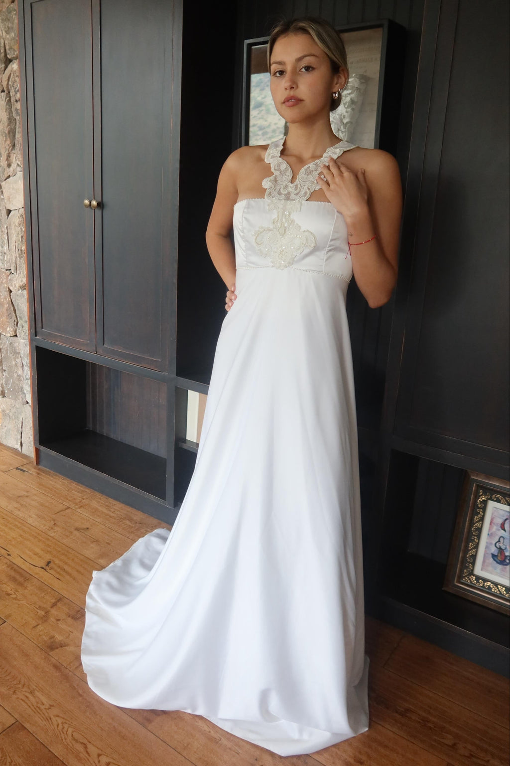 Modelo Evita – Corte Imperio en Crepé Satín con Escote Halter Bordado