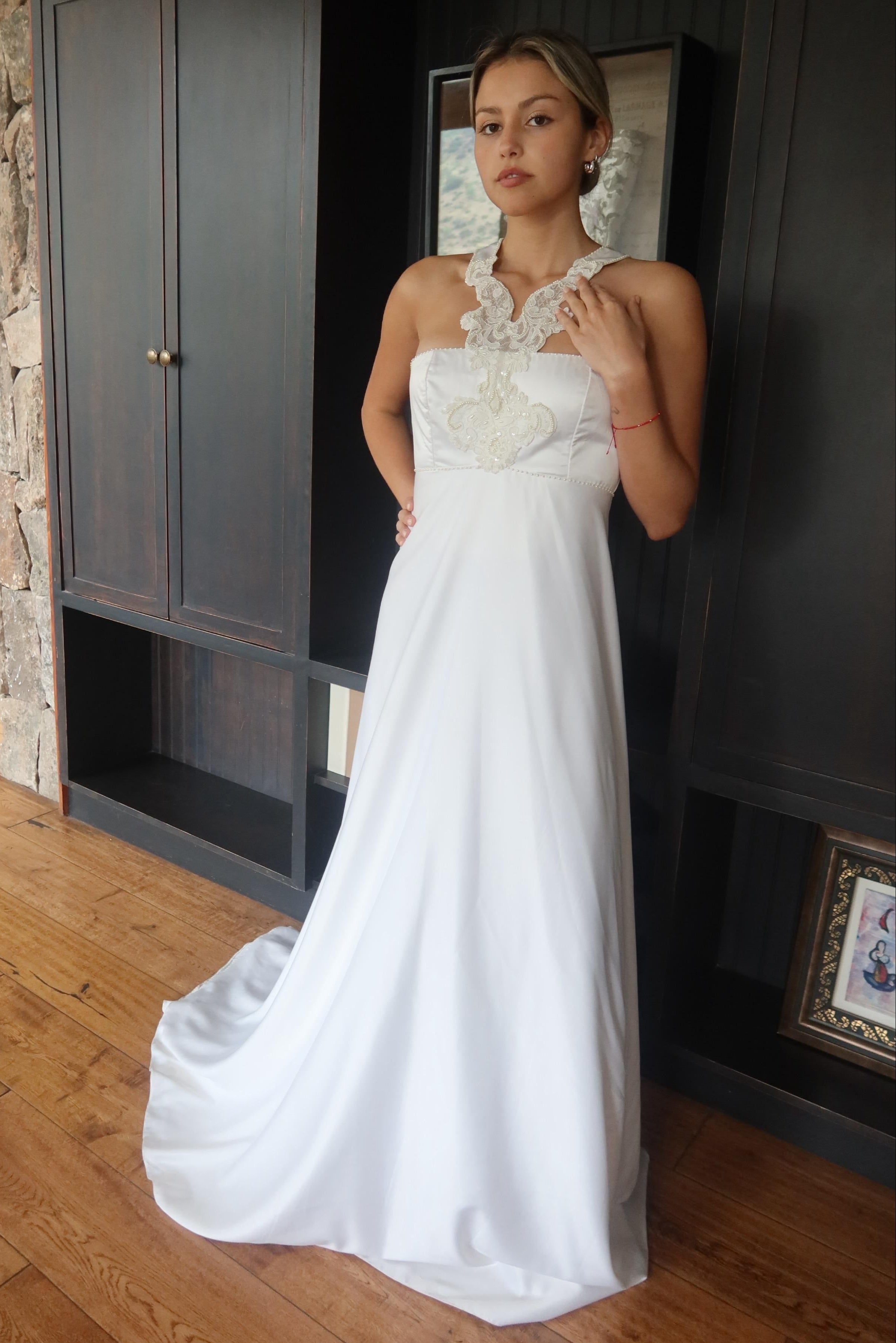 Modelo Evita – Corte Imperio en Crepé Satín con Escote Halter Bordado