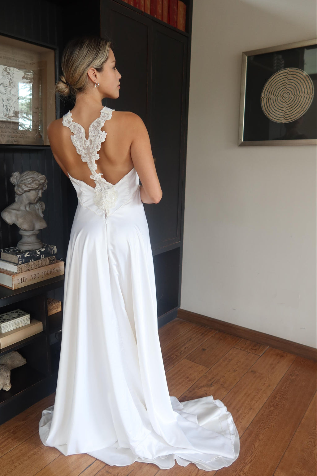 Modelo Evita – Corte Imperio en Crepé Satín con Escote Halter Bordado