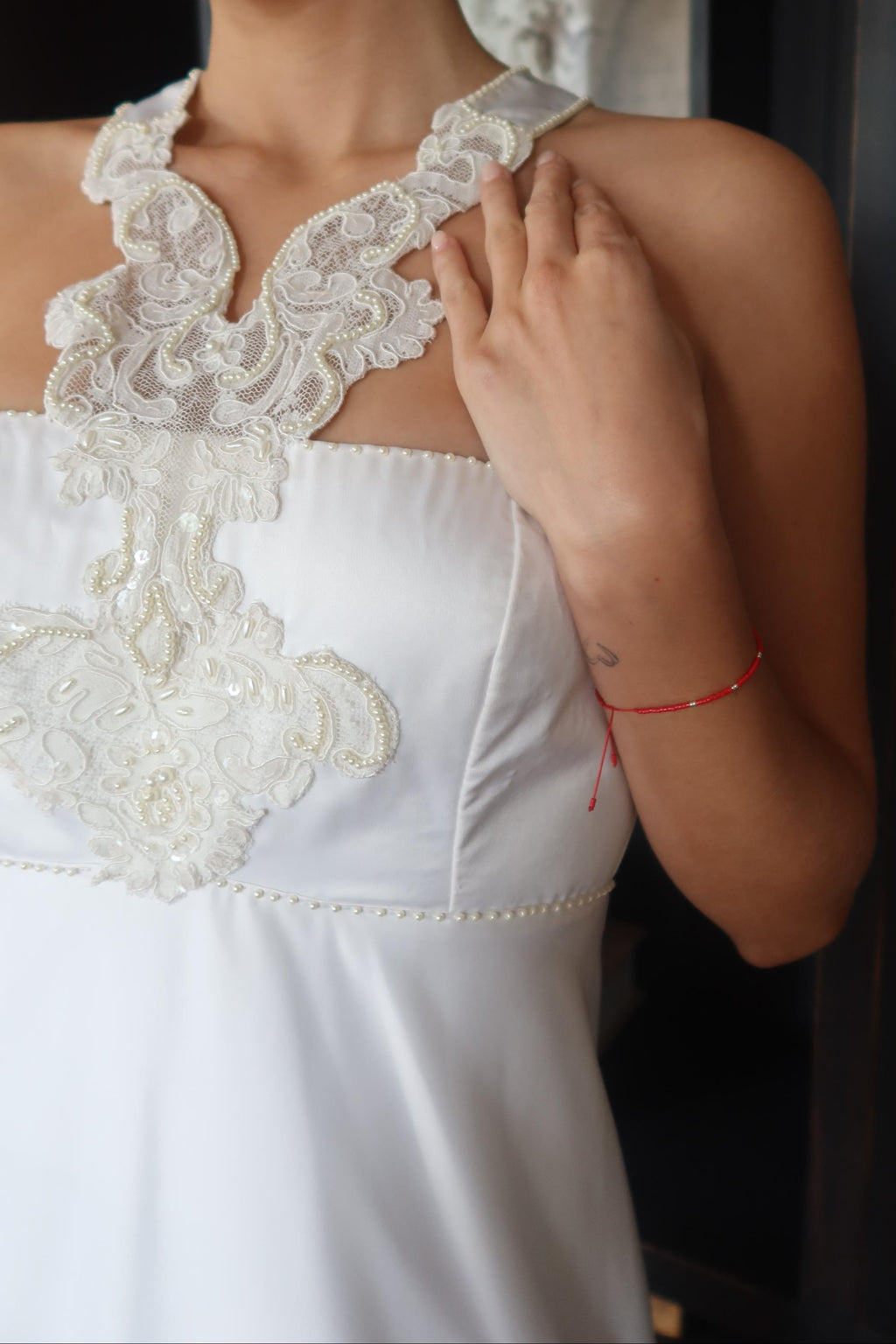 Modelo Evita – Corte Imperio en Crepé Satín con Escote Halter Bordado