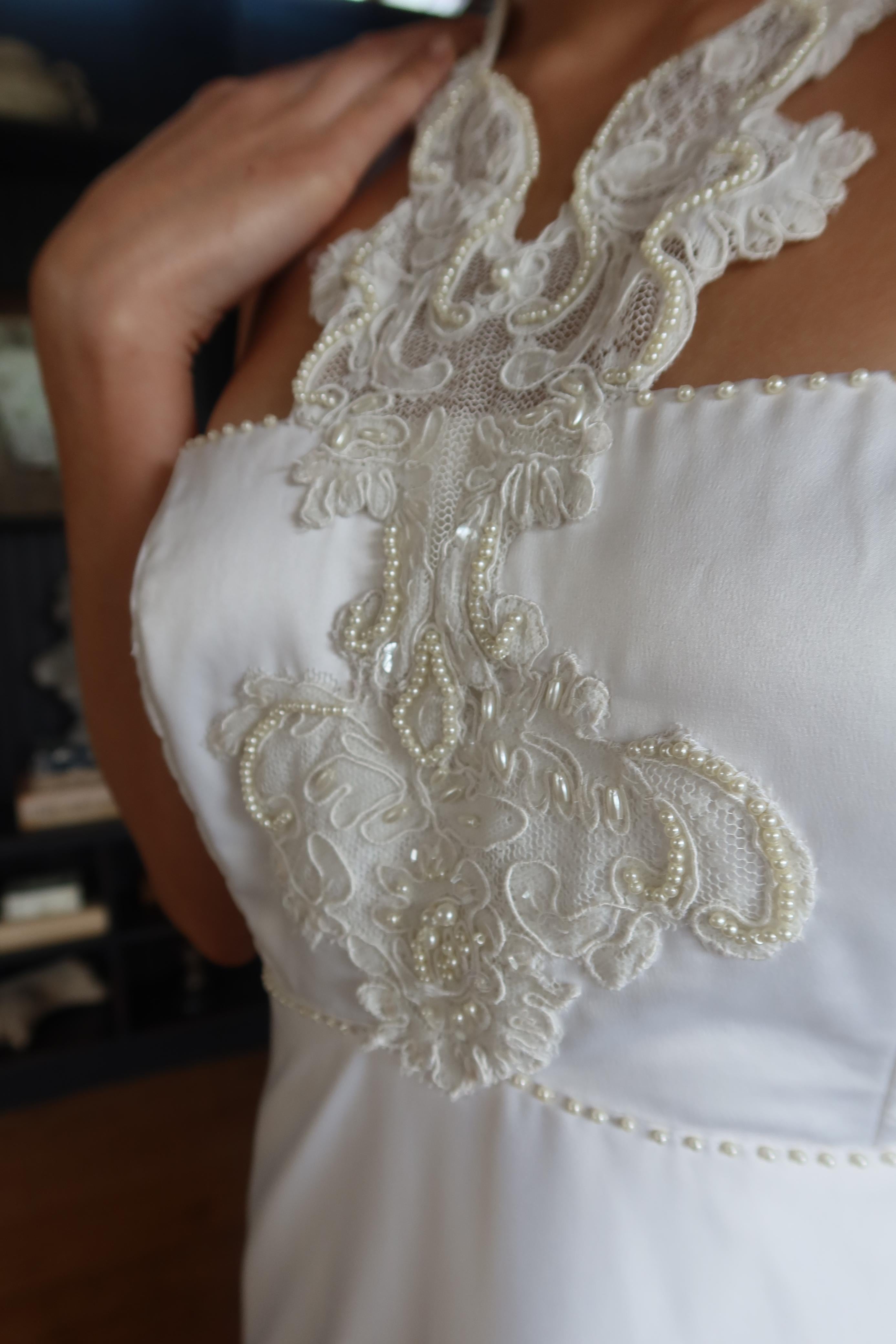 Modelo Evita – Corte Imperio en Crepé Satín con Escote Halter Bordado