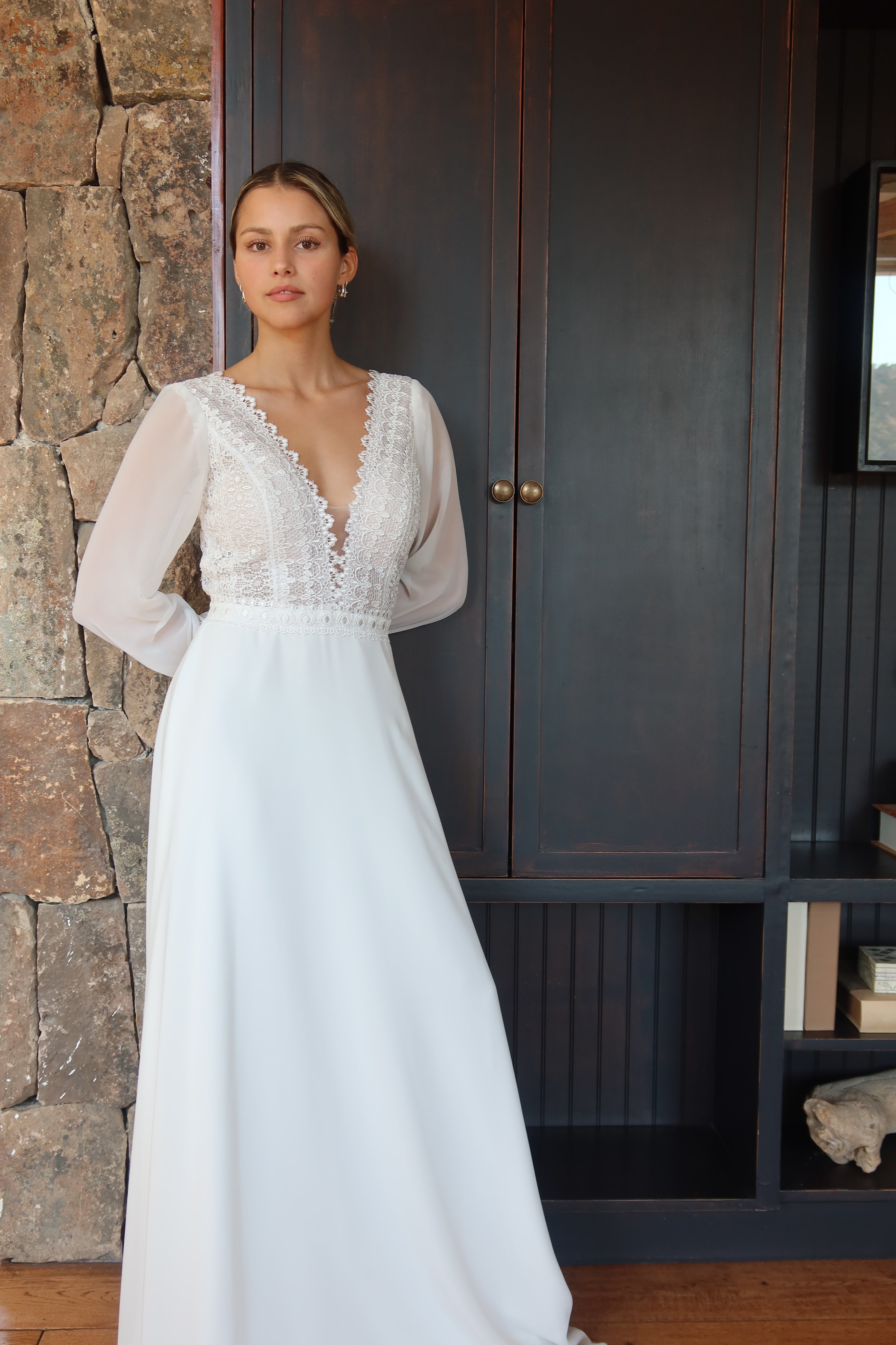 Florencia – Escote en V con Encaje y Manga Larga Romántica