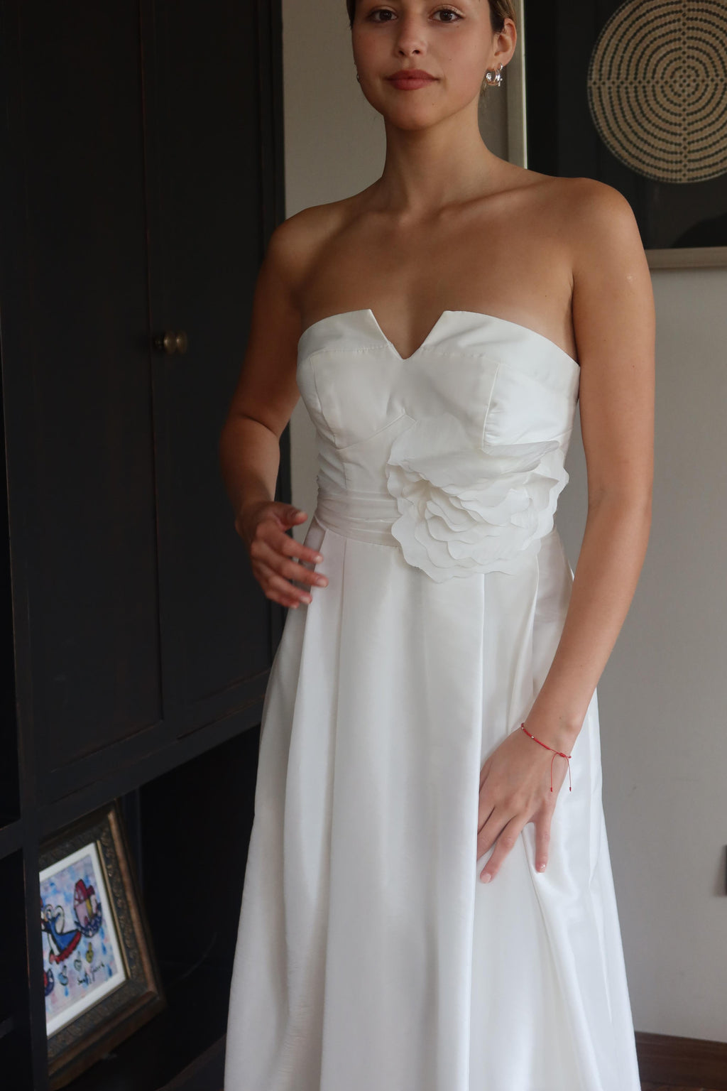 Modelo Donna Karan – Tafetán con flor escultural