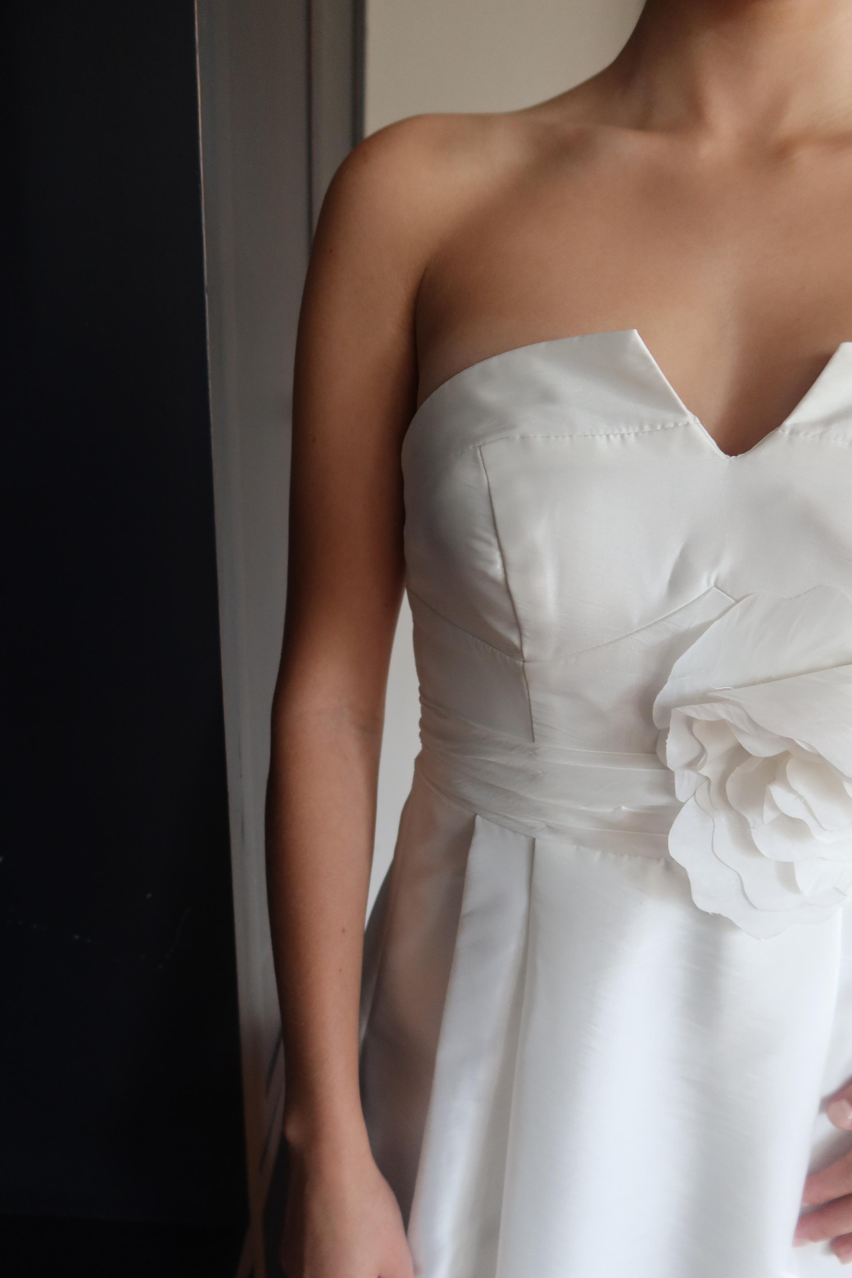 Modelo Donna Karan – Tafetán con flor escultural