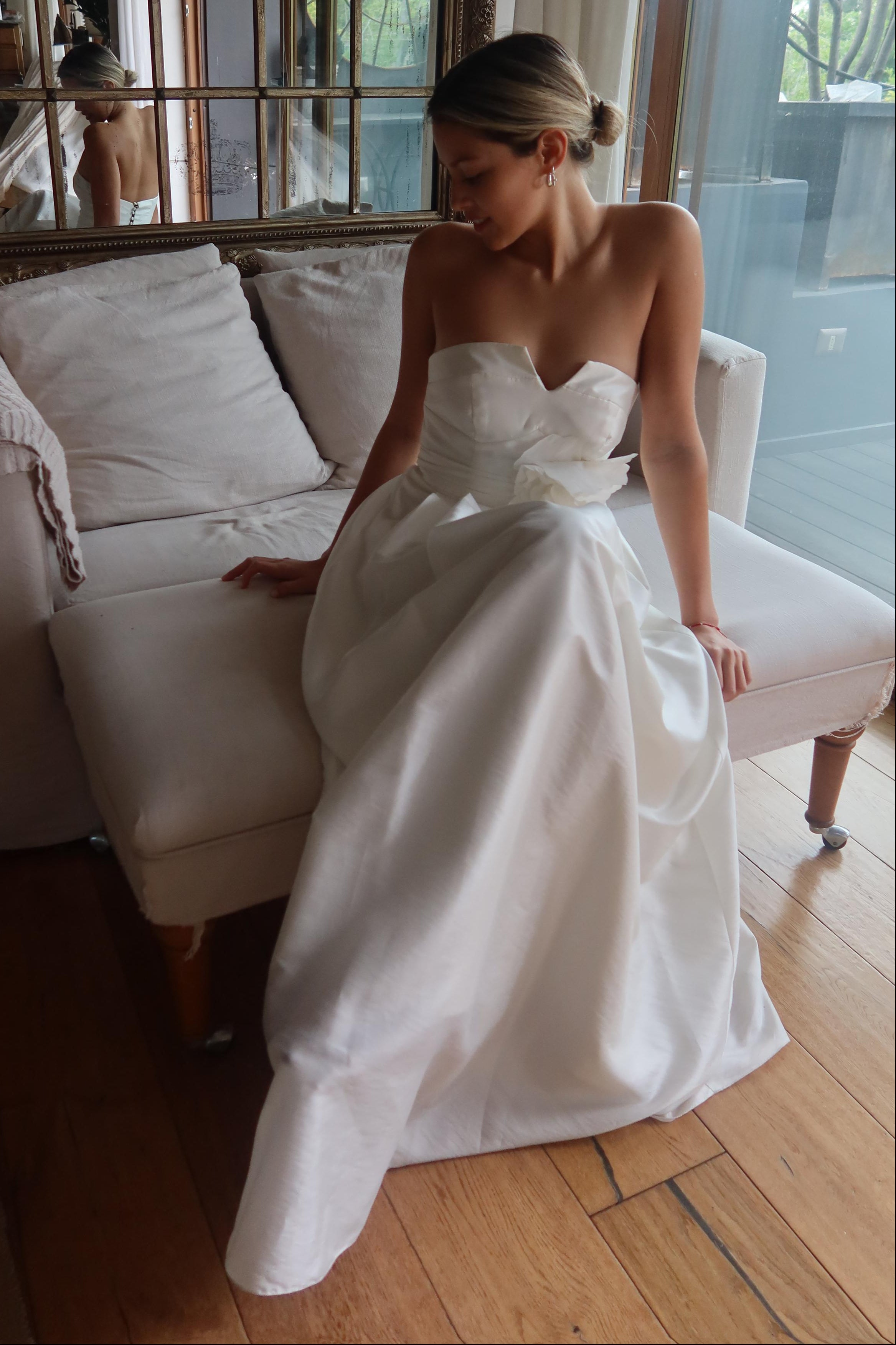 Modelo Donna Karan – Tafetán con flor escultural